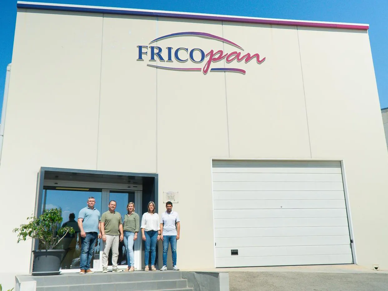 Edificio principal de Fricopan con un grupo de personas al frente
