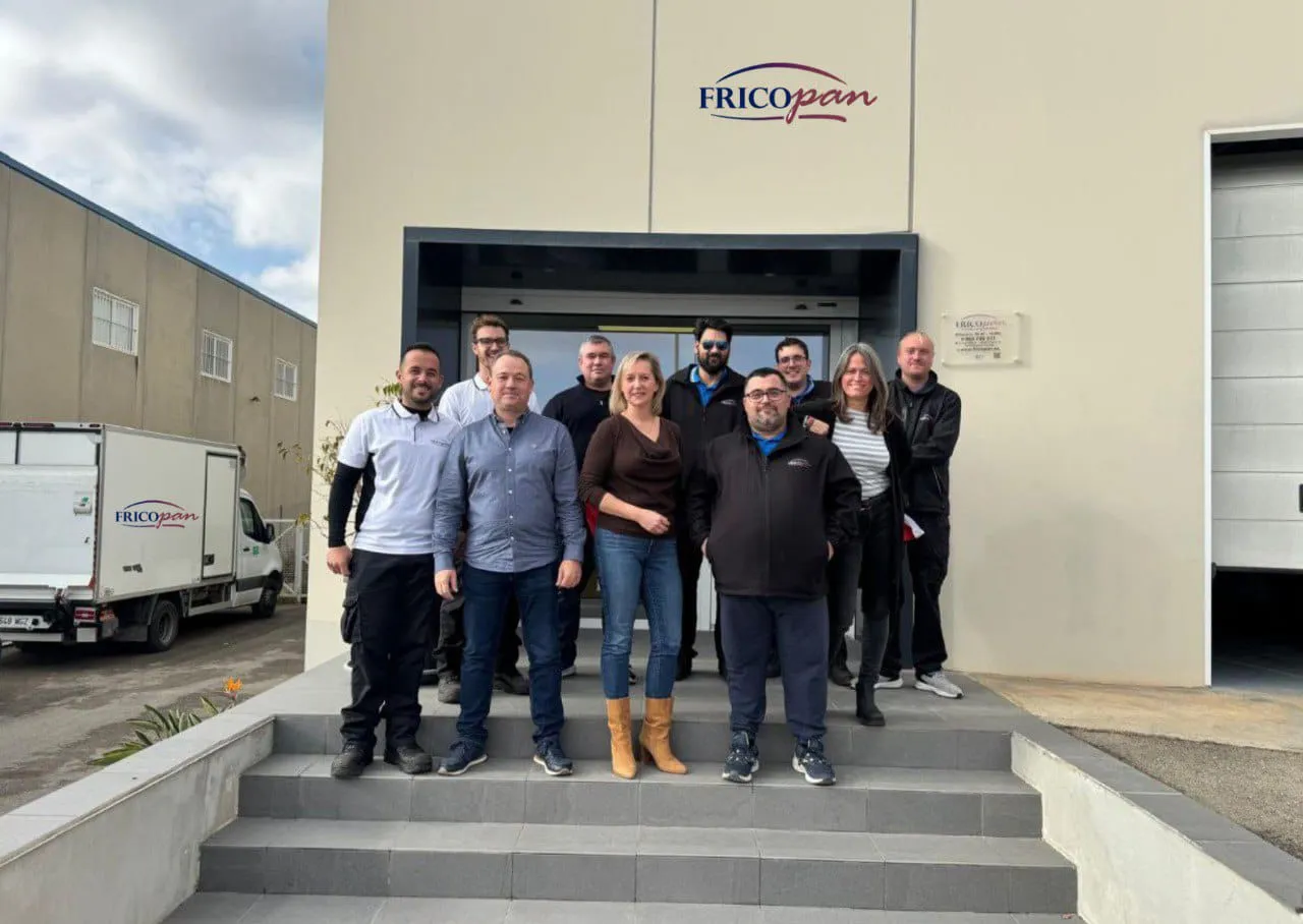 Edificio principal de Fricopan con un grupo de personas al frente