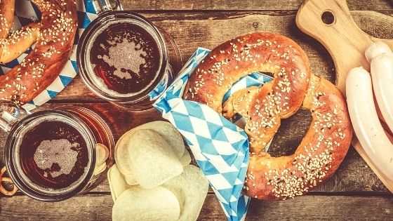 Cerveza y panes alemanes para celebrar el Oktoberfest
